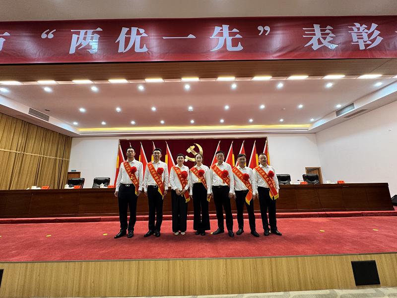 <a href="./xwzx_922/gzdt_923/202607/t20260703_770455.html">喜报：鄂州市律师行业1名个人、1个集体获鄂州市“两优一先”表彰</a>